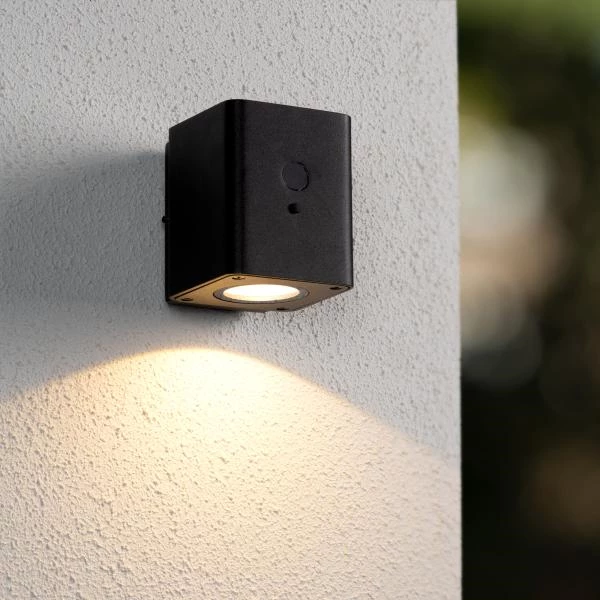 Lucide RAMIN - Wall light Indoor/Outdoor- Solar - LED Dim. - 1x1W 2850K/3150K - IP54 - Day/Night Sensor - Black - atmosphere 1